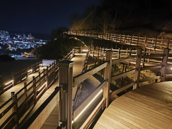가흥공원 ‘무장애 데크산책로’ 개방…​​​​​​​경관조명설치로 야간보행환...