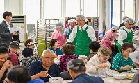 따뜻한 한 끼에 담은 이웃사랑… 영주시새마을회 무료급식 봉사